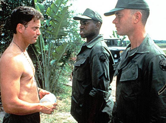 Gary Sinise (izq.), Mykelti Williamson (cen.) y Tom Hanks (der.) protagonizaron algunas de las escenas más memorables de 
<i>Forrest Gump</i> (1994).