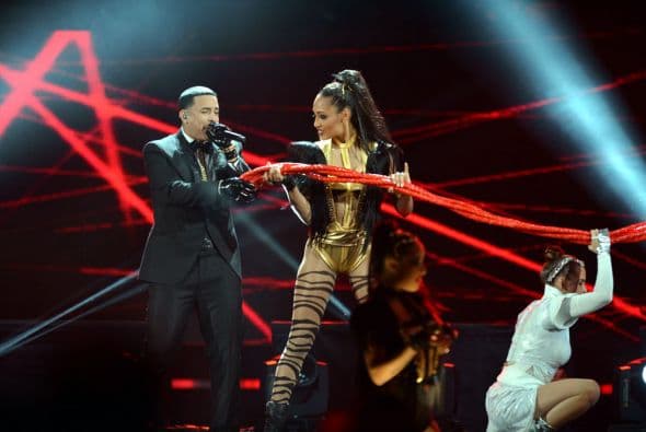 La chica lo miraba con unos ojos de deseo.