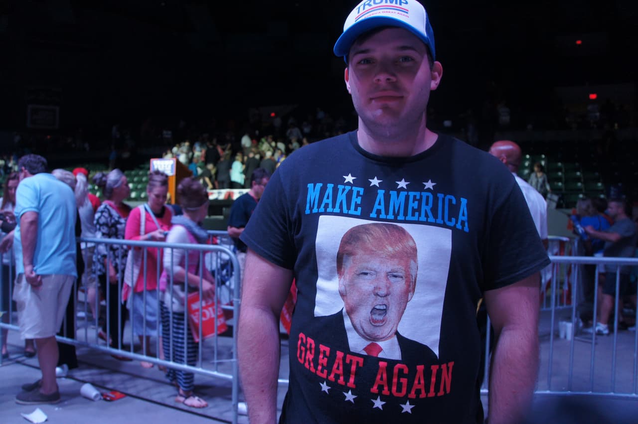 Andrew, de 22 años, viajó desde Alabama para ver a Trump: "Muchos no vienen porque piensan que apoyar a Trump es ser racista".
