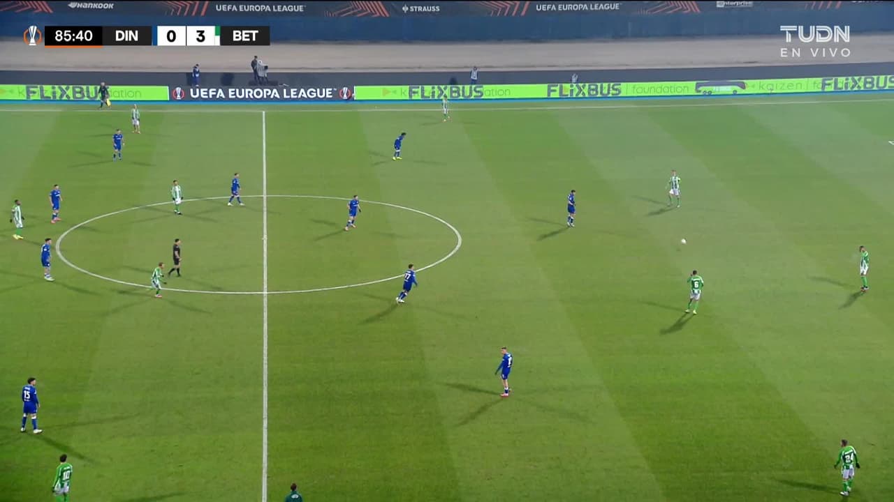 ¡TIRO ATAJADO! disparo por Sandro Kulenovic.