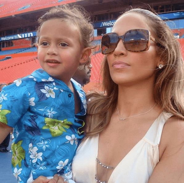 Jennifer Lopez sabe como llevar unas gafas de sol.