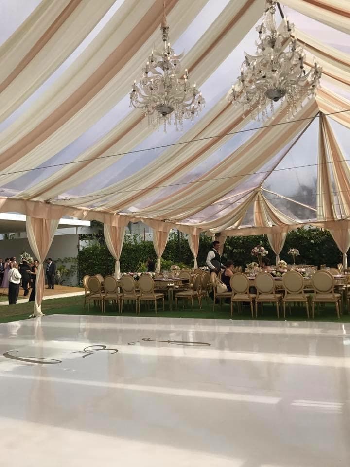 Cada detalle de la fiesta fue cuidado por ambos, pero fue el novio quien se encargó de organizar todo ya que Lorena trabaja como locutora para Univisión en Dallas y por su trabajo es más difícil trasladarse.