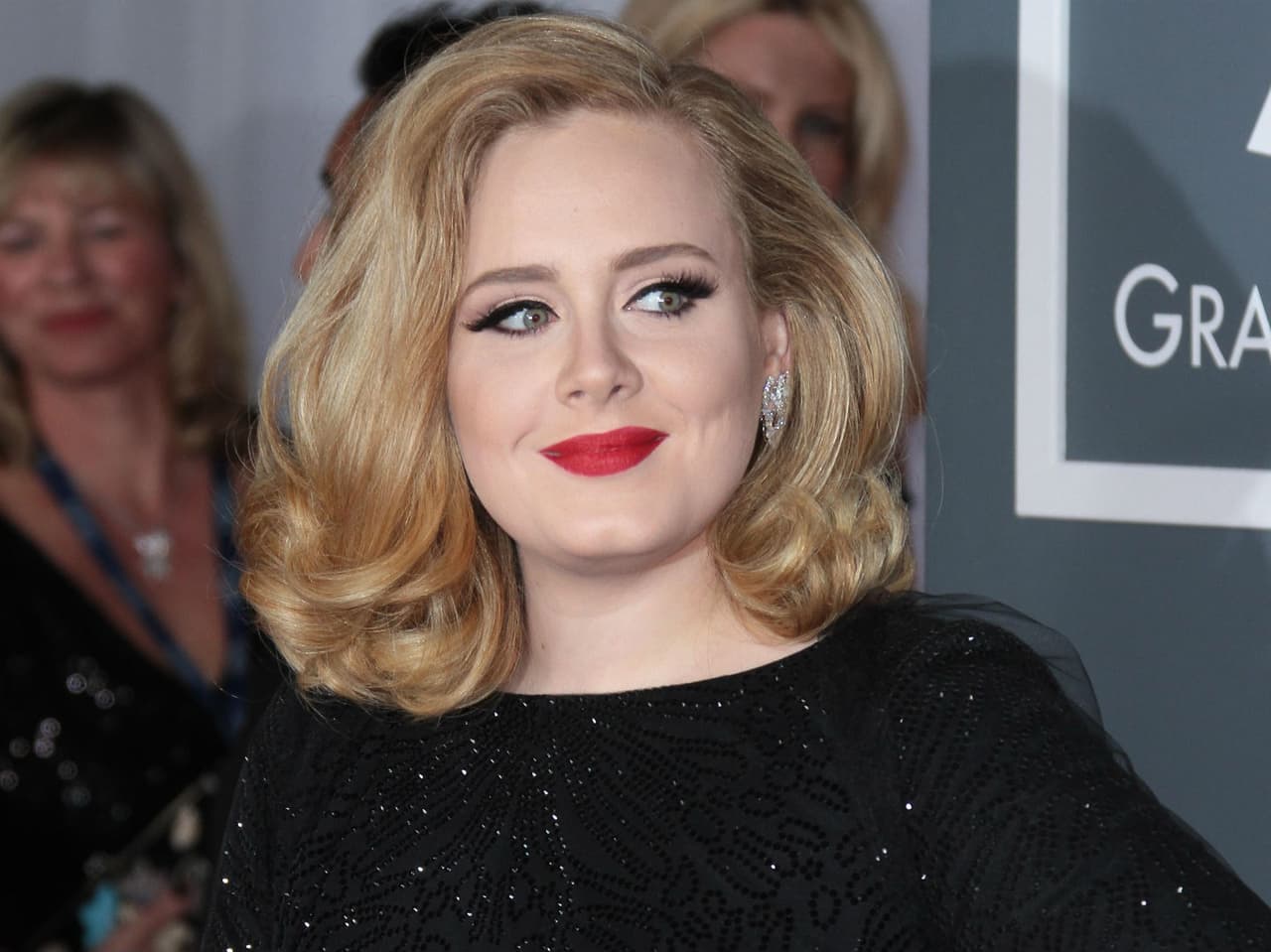 Adele viste a su hijo como princesa de Frozen en visita a Disneyland