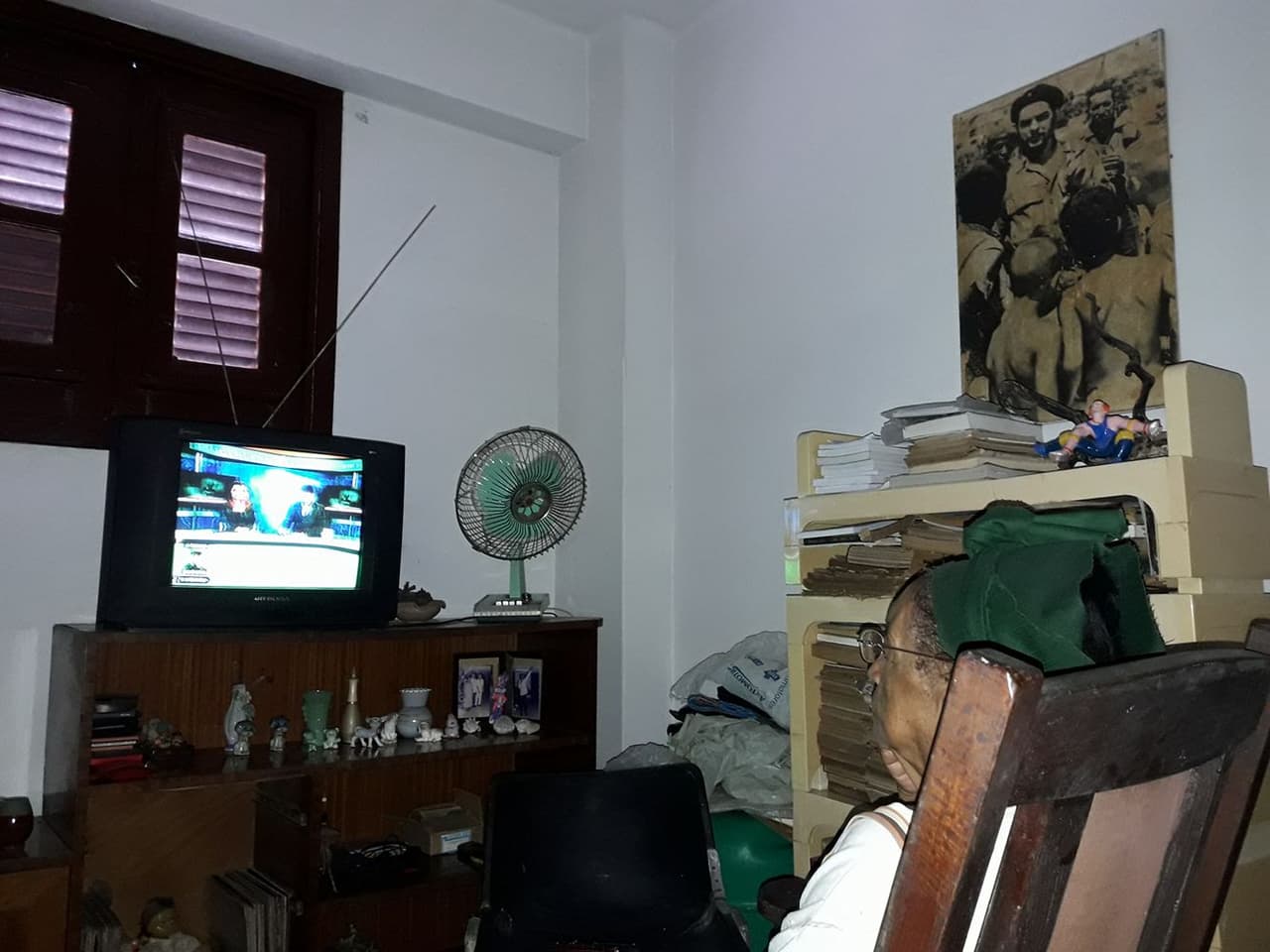 Una mujer ve la televisión en su casa del barrio de El Vedado. El anuncio de la muerte del expresidente la había dado su hermano Raúl Castro en cadena nacional cerca de la media noche.