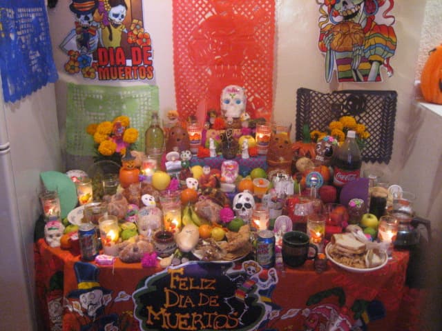 Y aquellos con siete niveles simbolizan los pasos que el difunto debe pasar antes de alcanzar el descanso eterno.