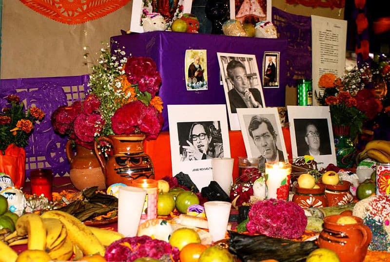 Y a pesar de que no muchas ofrendas lo tienen, la ofrenda puede constar de dos, tres o siete niveles o escalones, los cuales representan los niveles que tiene que pasar el alma del difunto para poder descansar.