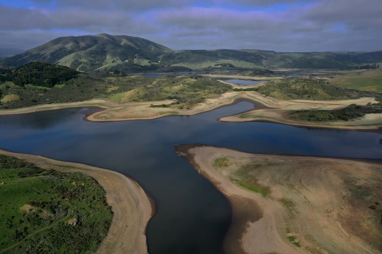 Hasta hace poco, el uso de agua subterránea no era controlado, y los depósitos no han tenido suficiente tiempo para llenarse. El mayor uso de este suministro puede resultar en vaciar pozos locales, manantiales y pantanos.