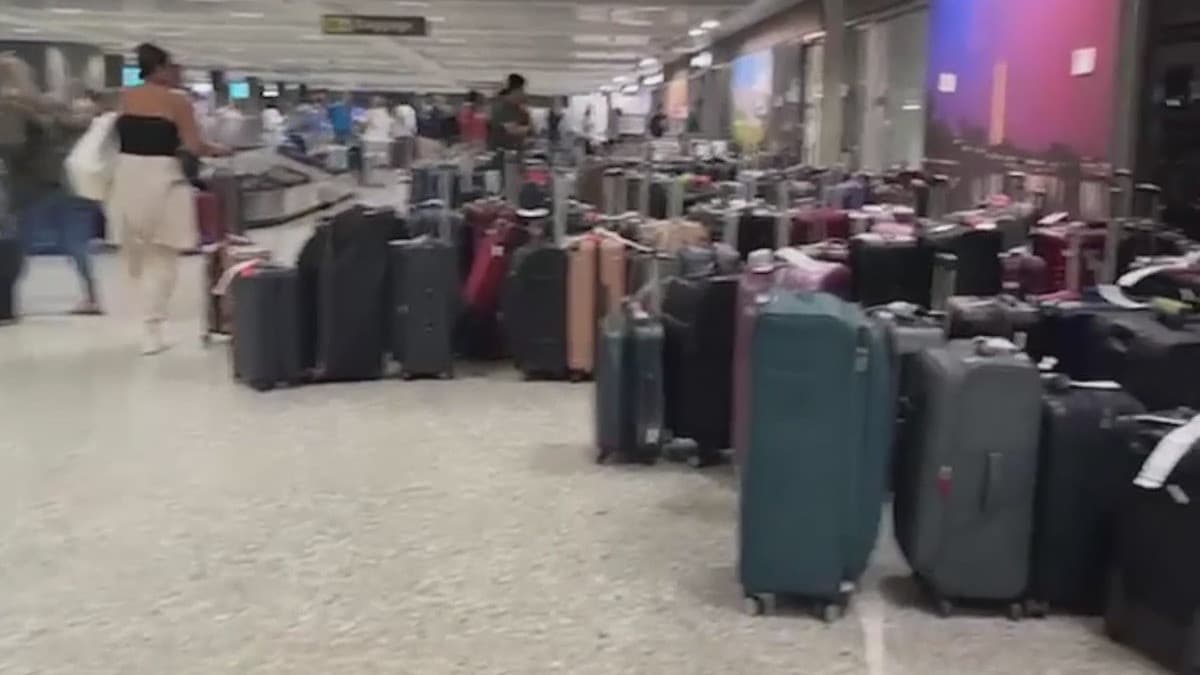 Retrasos, cancelación de vuelos y caos afectan a pasajeros en el aeropuerto Dulles en Washington DC