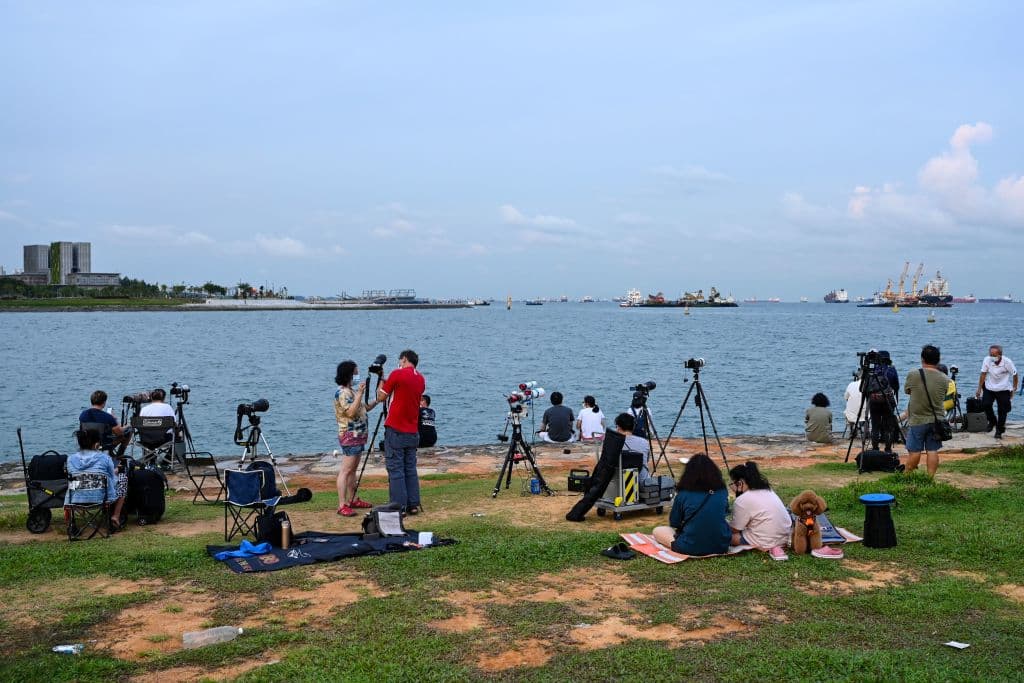 En Singapur muchos prepararon sus cámaras y telescopios para no perder la oportunidad única de visualizar los tres fenómenos: 
<a href="https://www.univision.com/noticias/fenomenos-naturales/eclipse-total-luna-super-luna-luna-de-sangre">el eclipse lunar, la 'luna de sangre' y la superluna</a>.