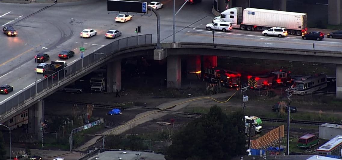 Incendio consume casas móviles en campamento para indigentes en Oakland