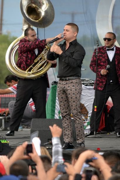 "La policía de Covina, California me paró argumentando o suponiendo que vendía drogas o pertenecía a un cartel de narcotráfico, nos bajaron a mí y a dos amigos por un lapso de 40 minutos sentados en una calle con un frío de la m***, al revisar mi carro, mi nombre se dan cuenta de que es a lo que realmente me dedicaba y aun así no creyeron ".