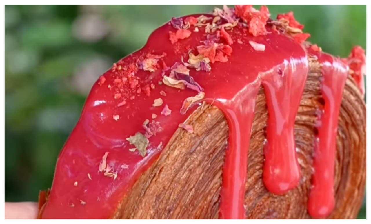 Además de su combinación entre dona y croissant, ha generado sensación por su
<b>desbordante crema</b>, la cual resulta una ‘delicia’ para el paladar y para las fotos, pues las hace muy vistosas.