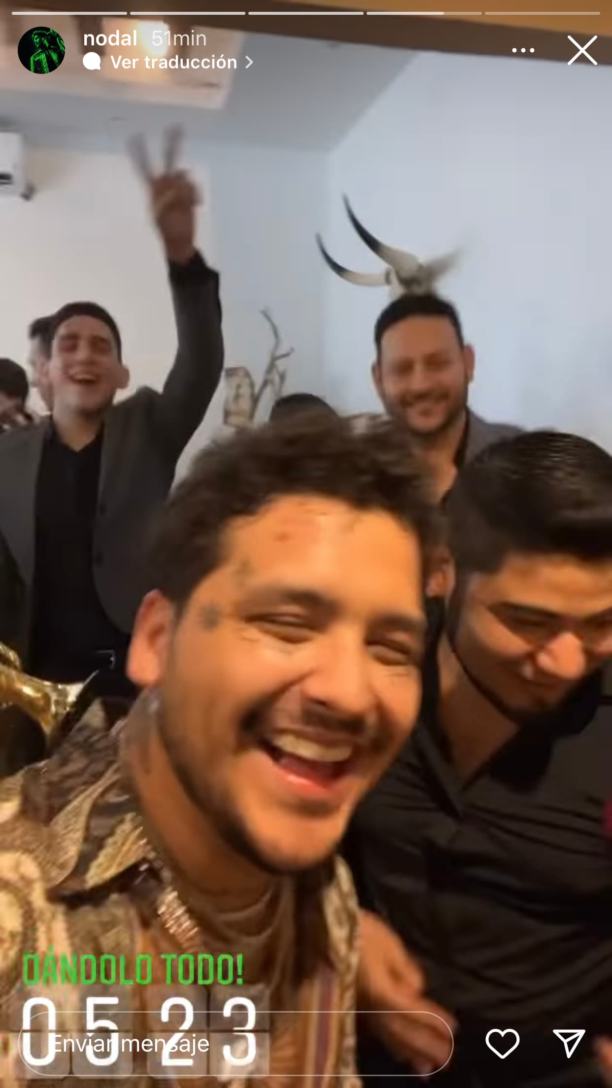 El cantante colgó la madrugada de este lunes 25 una serie de imágenes de lo que pareció ser un 'after party' tras el concierto en Aguascalientes. 
<br>