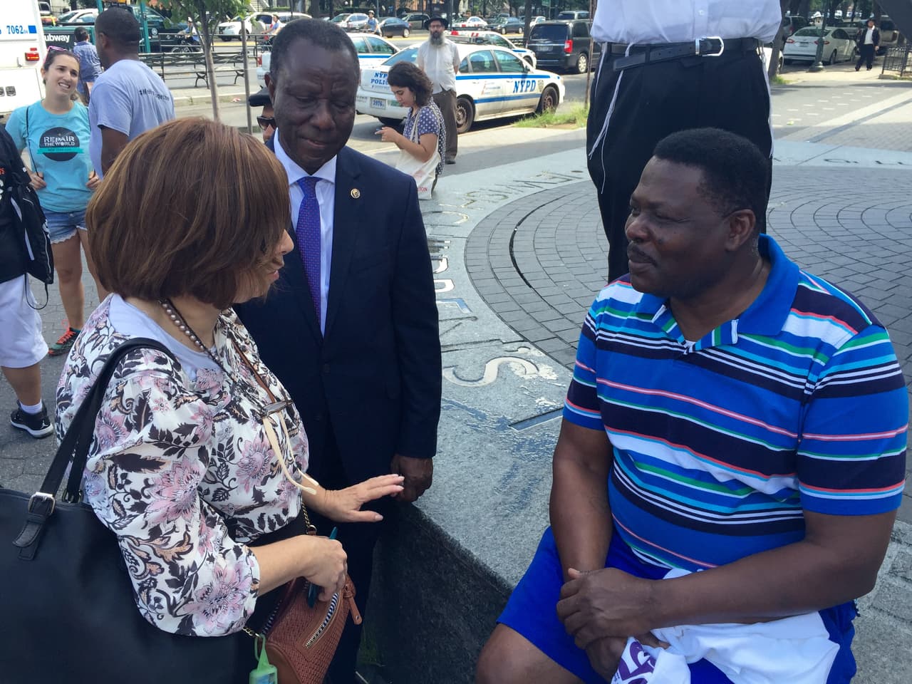 Carmel Cato (camisa a rayas) recibe palabras de aliento de una residente