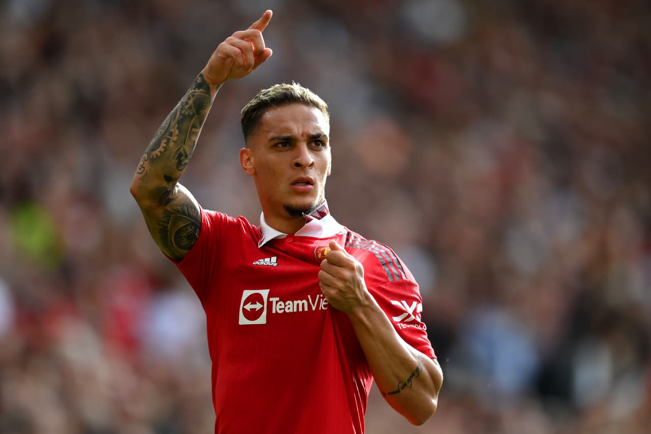 Manchester United venció al Arsenal con un doblete de Marcus Raschord y otro tanto de Antony, quien tuvo así un debut de ensueño.