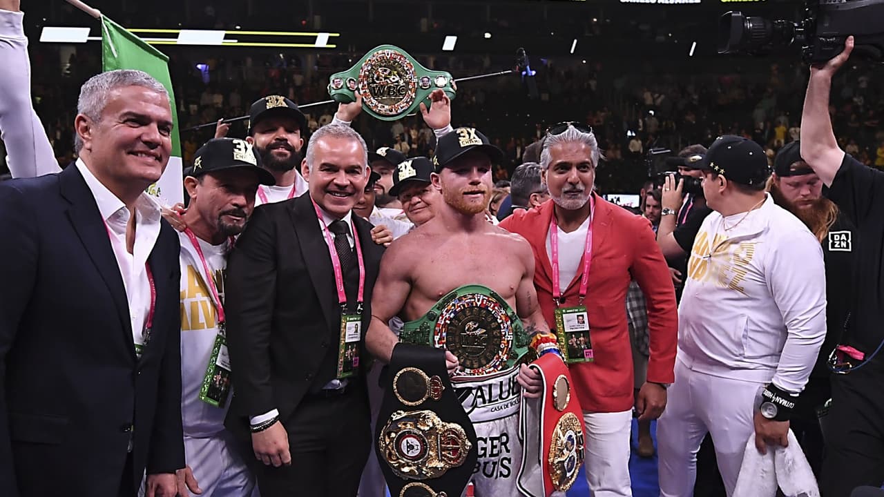 A un paso de barrer la división: Canelo le arrebata el cetro de la FIB a Jacobs y pide más retos