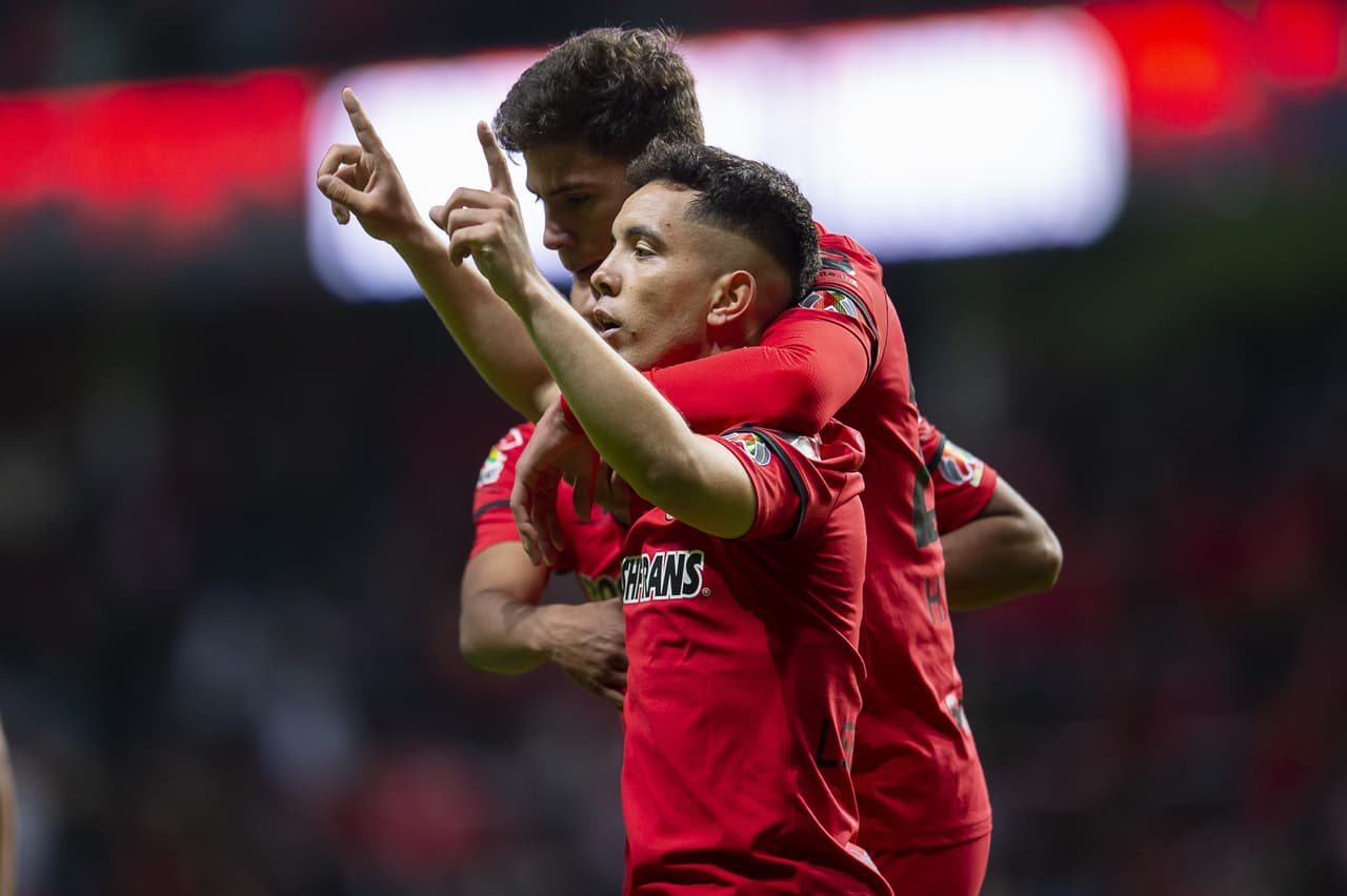 En un partido de poder a poder y donde Chivas se quedó con 10 hombres desde el minuto 27, los Diablos Rojos rescataron el empate sobre la agonía del partido.