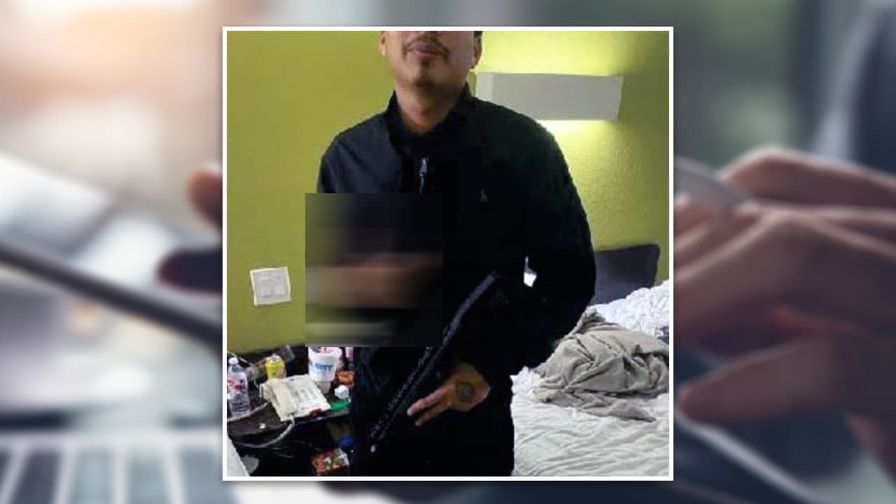 Una captura de pantalla de redes sociales por parte de las autoridades, revelan presuntamente a Xavier Villanueva posando con un arma de fuego.