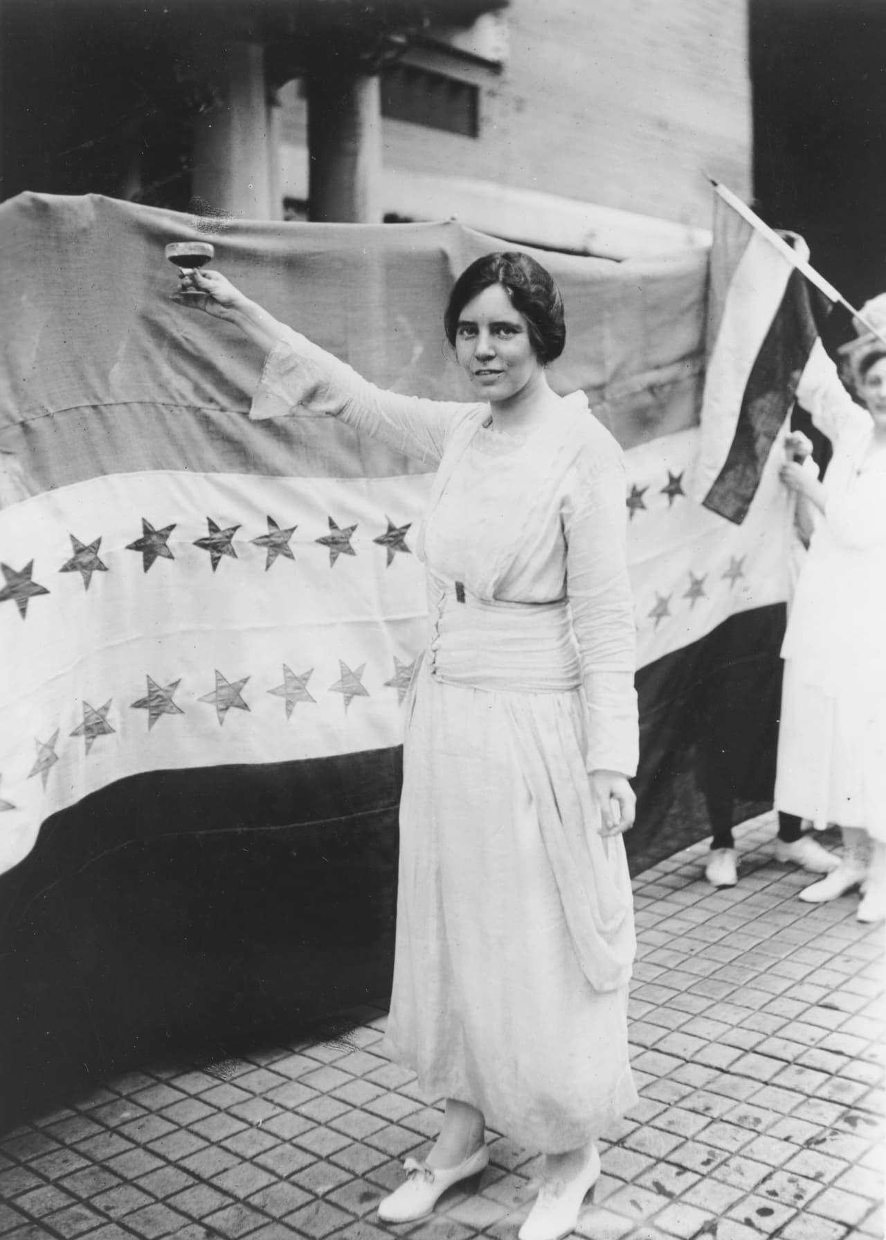 En esta foto del 3 de septiembre de 1920, la sufragista Alice Paul (1885 - 1977) brinda por la aprobación de la enmienda 19 por parte de Tennessee.