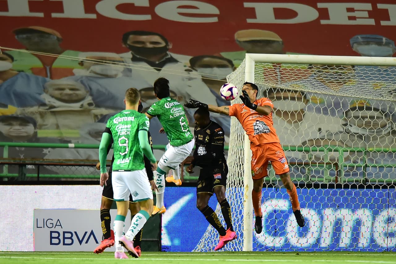 El conjunto Esmeralda sigue consiguiendo puntos y con goles de David Ramírez y Luis Montes, los locales logran remontar y se quedan con los tres puntos en el Nou Camp.