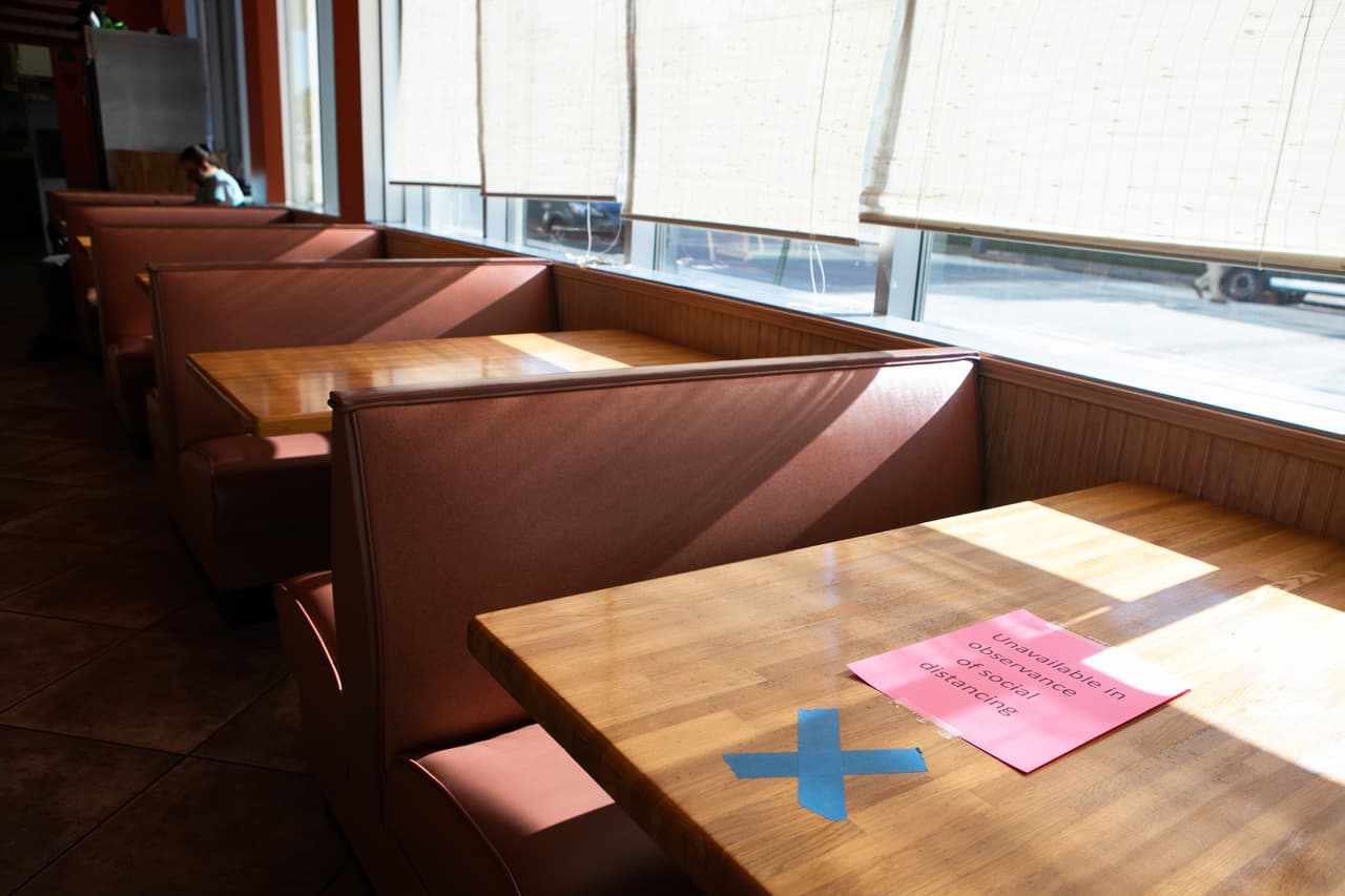 Las mesas están marcadas en el restaurante J. Christopher's que ahora ofrece servicio de cena. El gobernador Brian Kemp ha permitido que algunas empresas no esenciales comiencen a reabrir en Georgia en medio de la pandemia COVID-19.