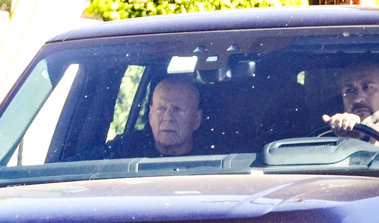 Bruce Willis en compañía de su guardaespaldas.