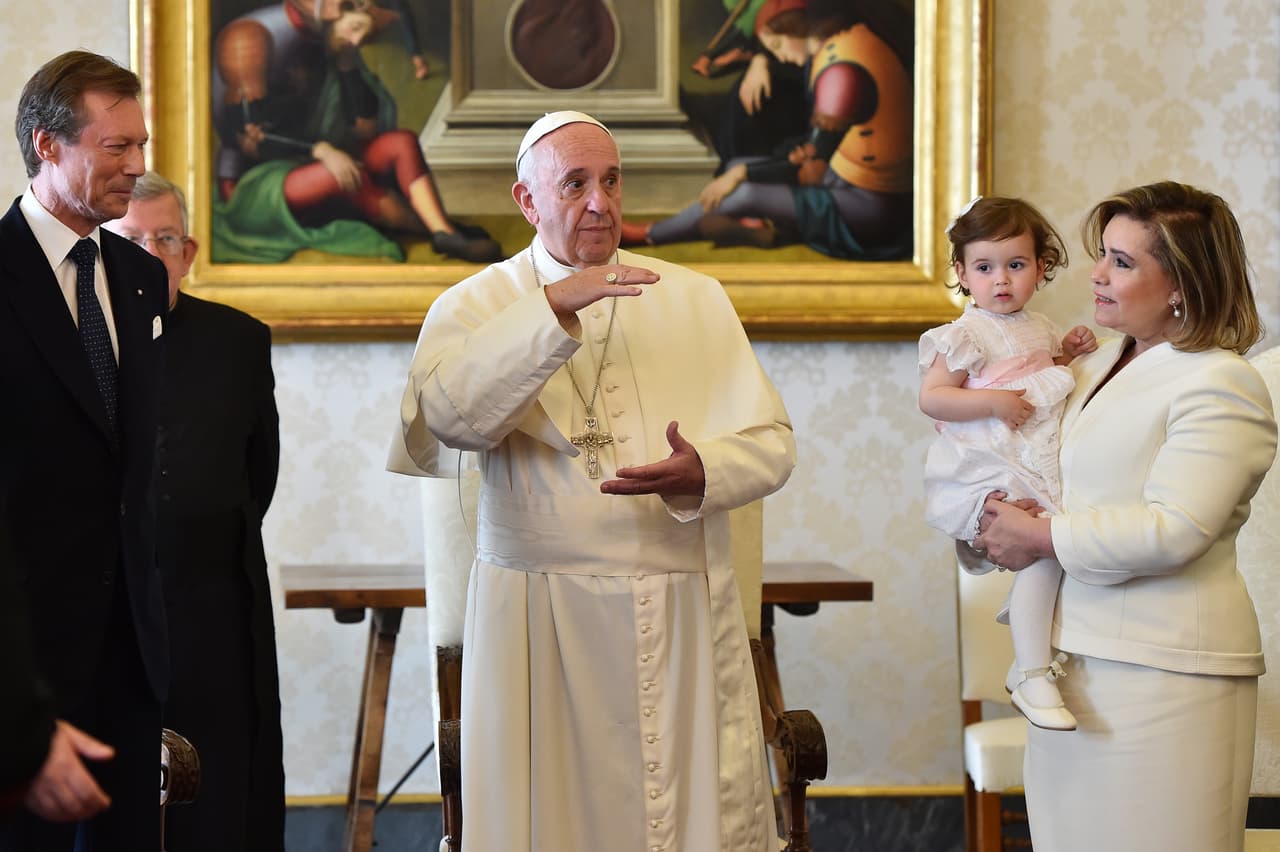 El Papa Francisco junto al gran duque Henri de Luxemburgo, la gran duquesa María Teresa y la pequeña princesa Amalia (ambas de blanco) tras la audiencia privada, el 21 de marzo de 2016 en el Vaticano.