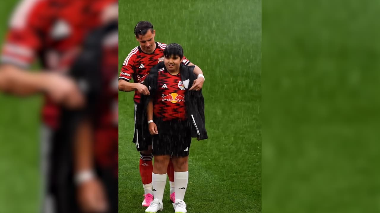 ¡Noble gesto! Jugadores del New York Red Bulls protegen a niños de la lluvia