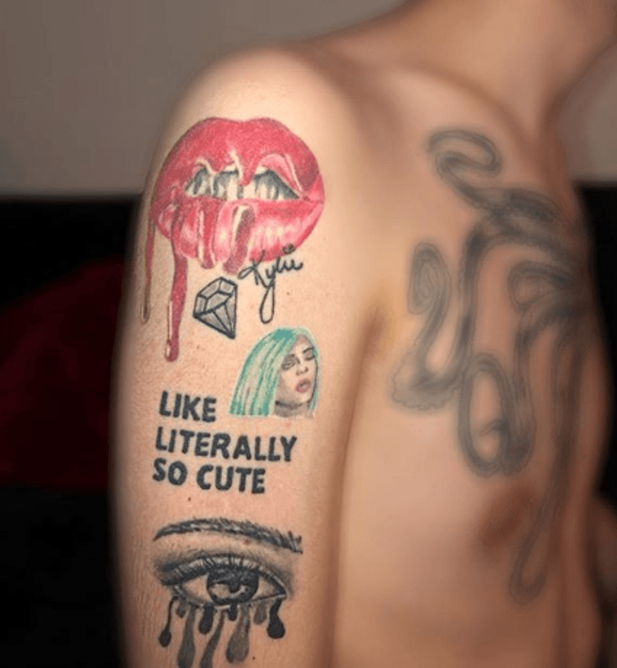 Sus brazos están cubiertos con tatuajes referentes a la celebridad, desde los labios que sirven de logo a su línea de cosméticos hasta su firma y su rostro.