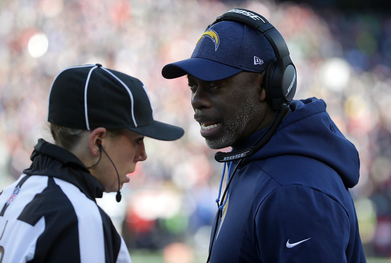 Sarah comenzó su trayectoria profesional para convertirse en una árbitro de fútbol americano en la escuela de árbitros de la NFL.