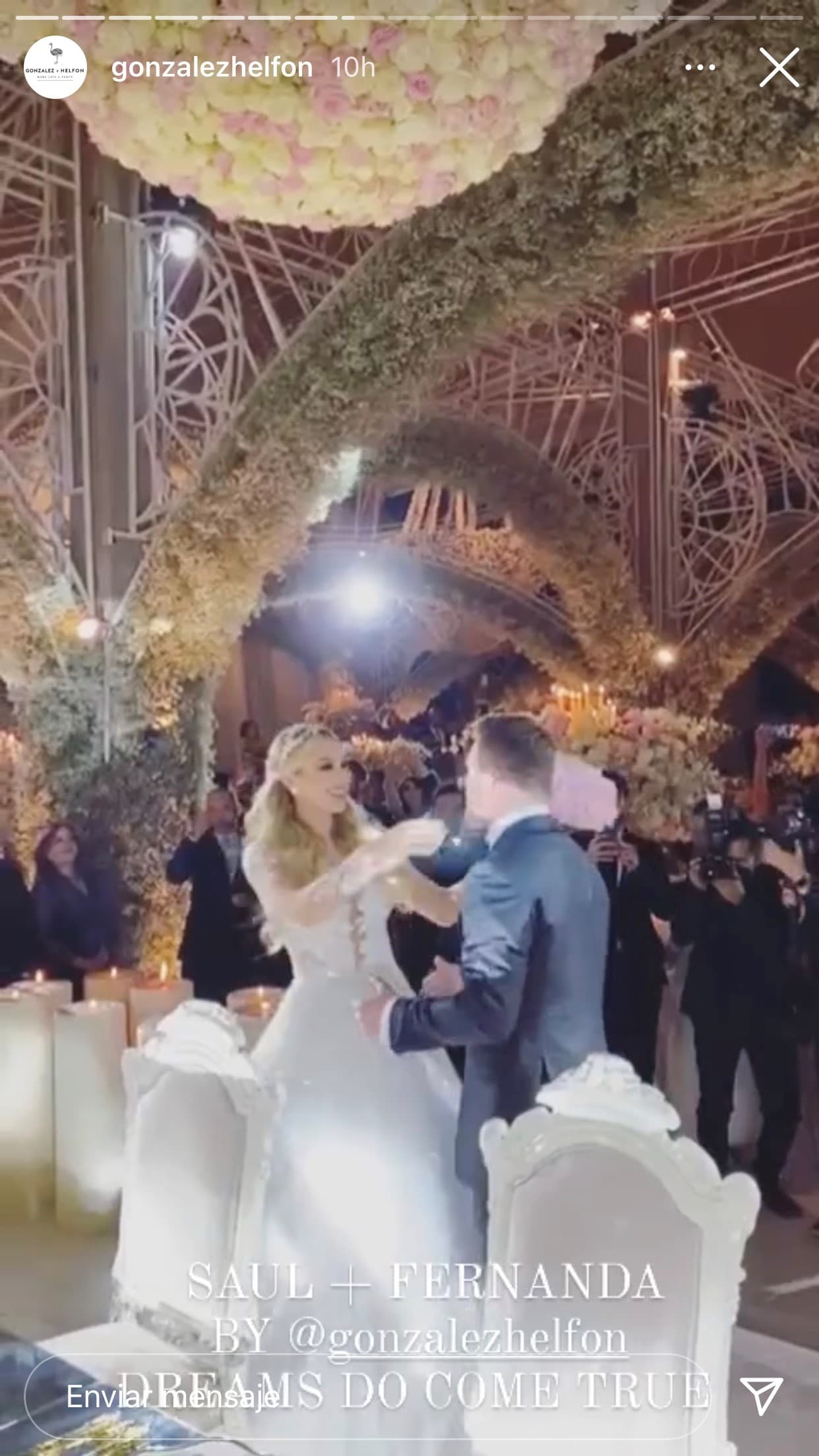 De segundo, los comensales degustaron una crema de alcachofa, mientras que de tercero hubo a elegir entre costillar de res con puré de papas y verduras parrilladas o risotto coronado seabass. 
<br>