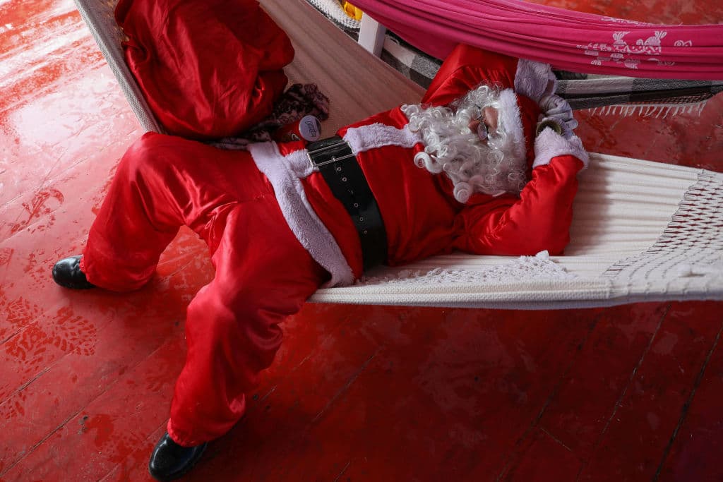 Tras una larga jornada, al Papa Noel amazónico también le toca su descanso, en una hamaca de la lancha que lo transporta por el corazón del mayor bosque del planeta.