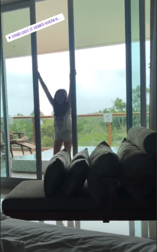 “Buenos días, así amanecemos en la hermosa Riviera Maya”, se escucha decir a Geraldine Bazán, quien se encuentra de vacaciones con sus niñas.