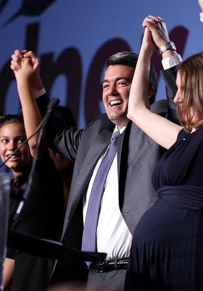 Mientras tanto, el republicano Cory Gardner celebra con su familia el haber obtenido un escaño en el Senado por el estado de Colorado.