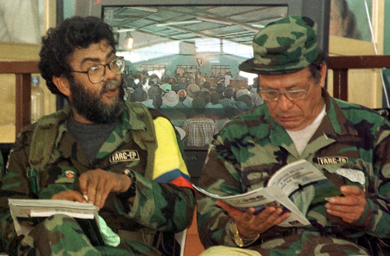 En 2009 las Farc informan que Manuel Marulanda muere por enfermedad. Asume el mando Alfonso Cano, de quien se dijo era un hombre que tenía el interés de iniciar diálogos de paz. En la foto, Cano junto a Marulanda, en 2000.