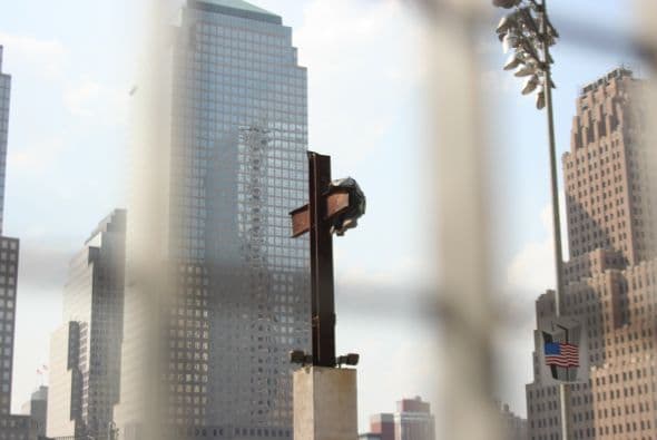 El 11 de septiembre Estados Unidos fue víctima de horrendos ataques terroristas: Al Qaeda secuestró e impactó cuatro aviones contra varios objetivos y que causaron la muerte y destrucción, siendo el episodio que precedería a la guerra de Afganistán y a la adopción por el Gobierno estadounidense y sus aliados de la política denominada de Guerra contra el terrorismo. Los atentados fueron cometidos por diecinueve miembros de la red yihadista Al-Qaida,1 divididos en cuatro grupos de secuestradores, cada uno de ellos con un terrorista piloto que se encargaría de pilotar el avión una vez ya reducida la tripulación de la cabina. Los aviones de los vuelos 11 de American Airlines y 175 de United Airlines fueron los primeros en ser secuestrados, siendo ambos estrellados contra las dos torres gemelas del World Trade Center, el primero contra la torre Norte y el segundo poco después contra la Sur, provocando que ambos rascacielos se derrumbaran en las dos horas siguientes.2 3 El tercer avión secuestrado pertenecía al vuelo 77 de American Airlines y fue empleado para ser impactado contra una de las fachadas del Pentágono, en Virginia. El cuarto avión, perteneciente al vuelo 93 de United Airlines, no alcanzó ningún objetivo al resultar estrellado en campo abierto, cerca de Shanksville, en Pensilvania, tras perder el control en cabina como consecuencia del enfrentamiento de los pasajeros y tripulantes con el comando terrorista.