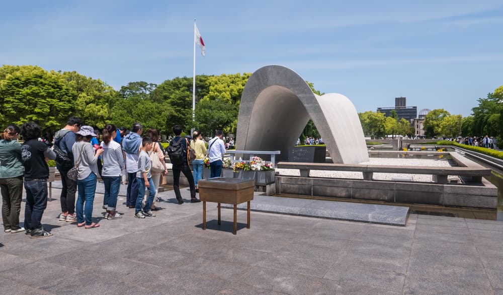 Son dos tristes capítulos en la historia de la humanidad que en pocos segundos cobraron la vida de miles de personas inocentes y que los japoneses, con su habitual estoicismo, lo han tomado con una gran enseñanza y filosofía, no cultivando el odio sino más bien usando su propia experiencia para advertir a la humanidad los peligros de las guerras atómicas.
