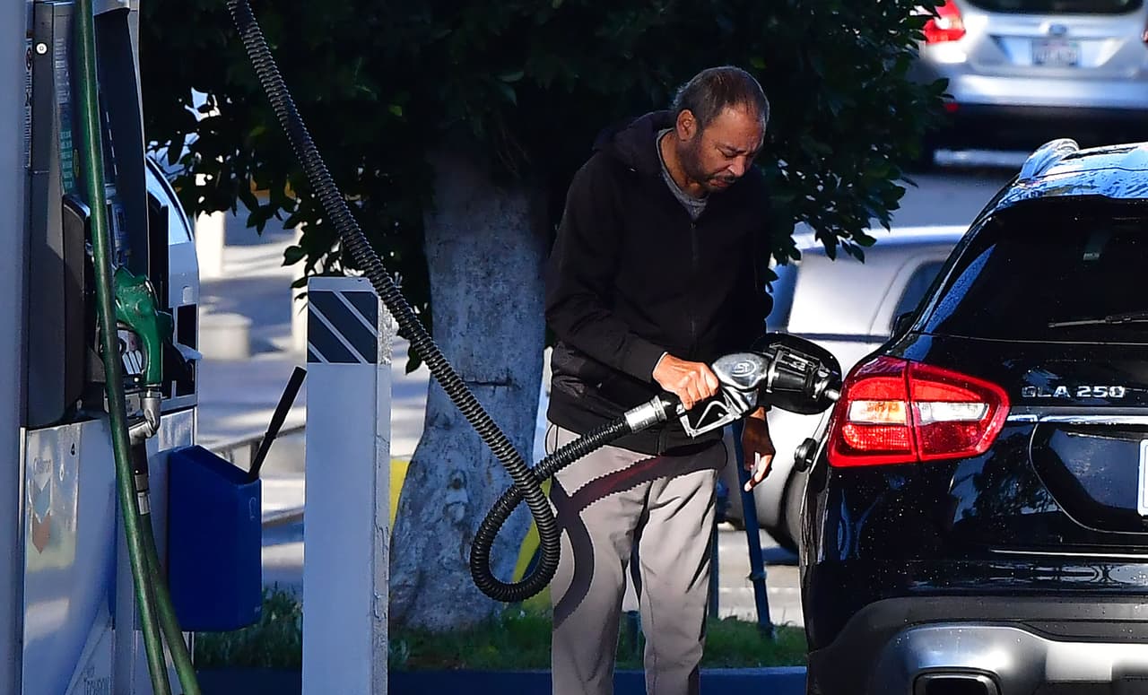 Californianos podrían recibir $400 para pagar gasolina bajo nuevo proyecto de ley