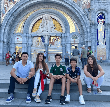 "Bonita familia", escribió uno de sus seguidores en Instagram. "Aprovechando: la niña se parece a su papá, el niño pequeño, a su mamá y el niño grande a su tío Adolfo ¡vivan los Temerarios!", continuó.