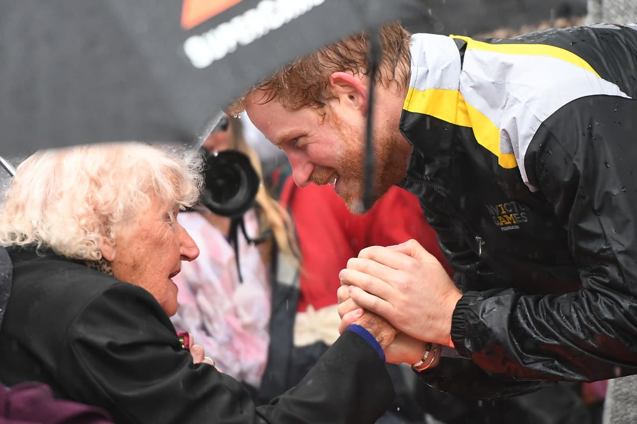 Daphne Dunne también comentó que el encuentro con el Príncipe Harry fue emocionante, "me dio un beso y un abrazo y me dijo que era genial volver a verme".