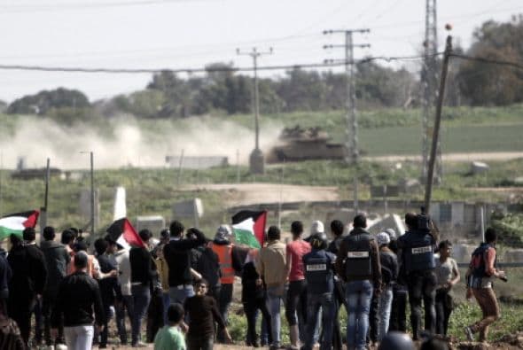 Los próximos pasos del movimiento islamista Hamás y de Israel son claves para detener la espiral de violencia que estalló el miércoles en la zona, en un aparente intento de la Yihad Islámica de arrastrar a ambas partes a un nuevo conflicto armado. "Israel considera a Hamás responsable de todo lo que ocurre (en Gaza): es el que ejerce la soberanía y el que debe responder por todo lo que ocurre", declaró un alto mando militar israelí en la zona, que reconoció que en los últimos meses no ve a milicianos de este grupo "participar en acciones terroristas". Para la Yihad Islámica, lanzar cohetes es "un medio excelente para avergonzar a Hamás, con el fin de demostrar que son ellos los que definen la agenda (política) en Gaza, mientras Hamás ha abandonado la yihad y la resistencia (armada) en busca del poder", escribe hoy el experto israelí en asuntos árabes y de Oriente Medio, Avi Isajarov. Organización mucho más pequeña, versátil e ideológica que Hamás, y sobre todo sin responsabilidades de gobierno, la Yihad trata de reavivar la lucha armada y "hace grandes esfuerzos para arrastrar (a ambas partes) a un nuevo conflicto", apelando en esta ocasión a la muerte de tres de sus hombres. Netanyahu debe decidir ahora "si quiere más violencia o seguir el toma y daca habitual con las milicias", subraya el académico.