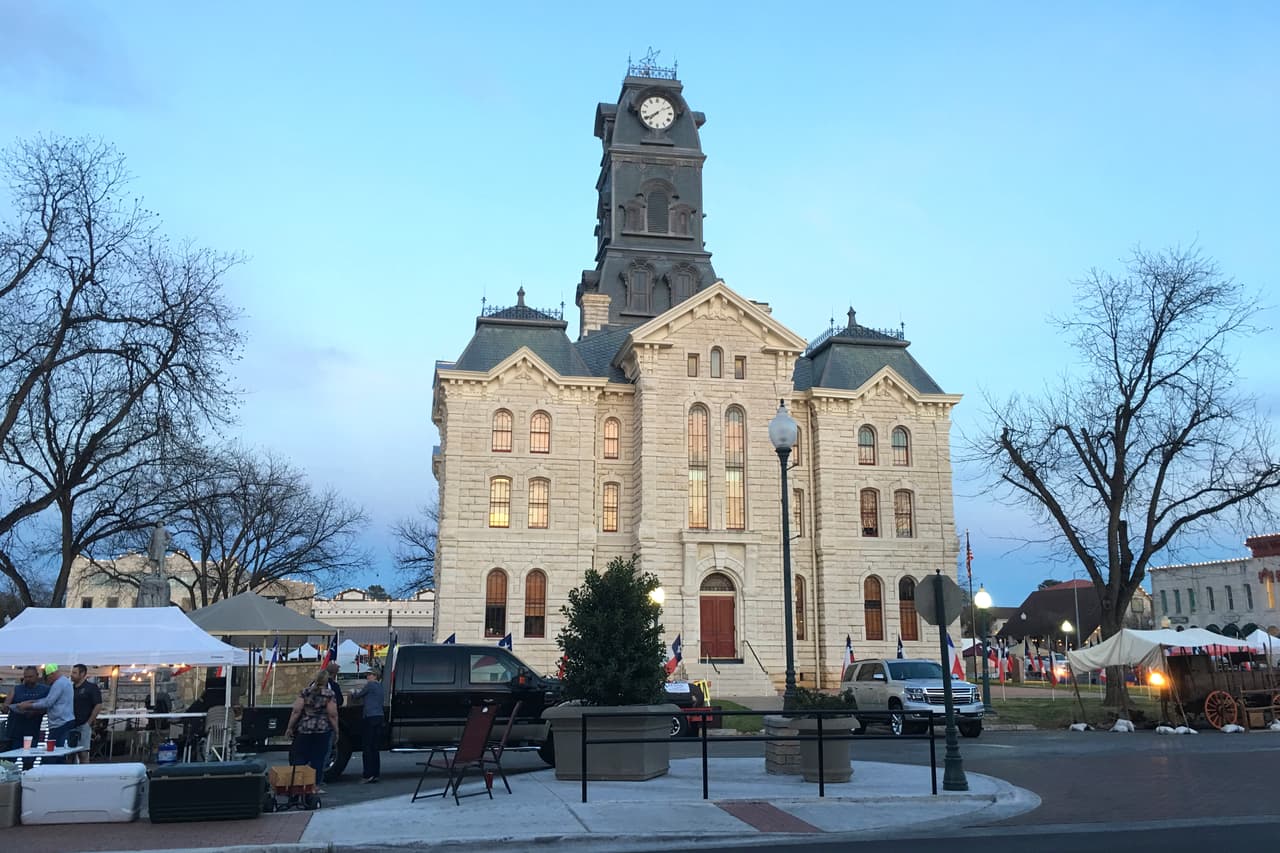 Edificio de la corte del condado Hood, en Granbury, Texas. Este poblado está ubicado a pocas millas del parque Dinosaur Valley.