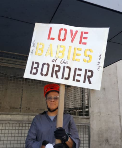 Una abogada del Departamento de Justicia se presentó ante una corte la semana de junio 27, 
<a href="https://www.univision.com/noticias/inmigracion/son-lugares-de-tortura-abogados-solicitan-medida-de-emergencia-para-acabar-con-la-crisis-en-los-centros-de-detencion-de-menores">para defender el argumento de que el Acuerdo Flores no obliga a las autoridades a proveer cepillos de diente, jabón o champú</a>.