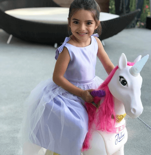 Por su parte, Alessandra Rosaldo publicó esta tierna fotografía en compañía de la siguiente dedicatoria: “Hoy nuestra princesa cumple 5 años, ¡No lo puedo creer! ¡Feliz Cumpleaños Aitana hermosa! Eres lo mejor que nos ha pasado en la vida, te amamos con toda el alma y el corazón. ¡Que Dios te bendiga eternamente mi niña bella!”. 
<br>