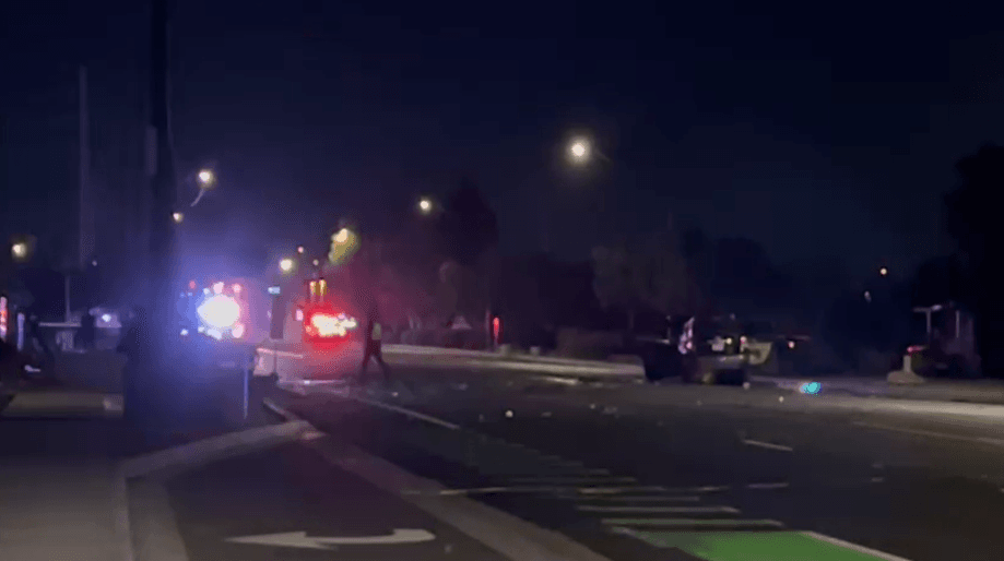 En el segundo vehículo viajaban 
<b>una mujer y dos menores de 15 años; los tres requirieron traslado </b>a un hospital a recibir atención médica, aunque la policía indicó que se desconoce la gravedad de sus heridas.