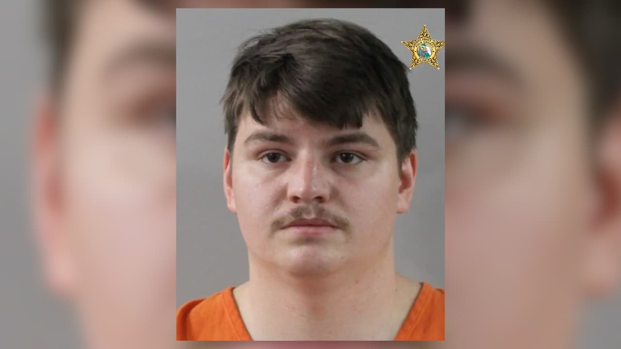 Bombero del condado de Polk acusado de extorsionar a un menor para que le enviara fotos de desnudos