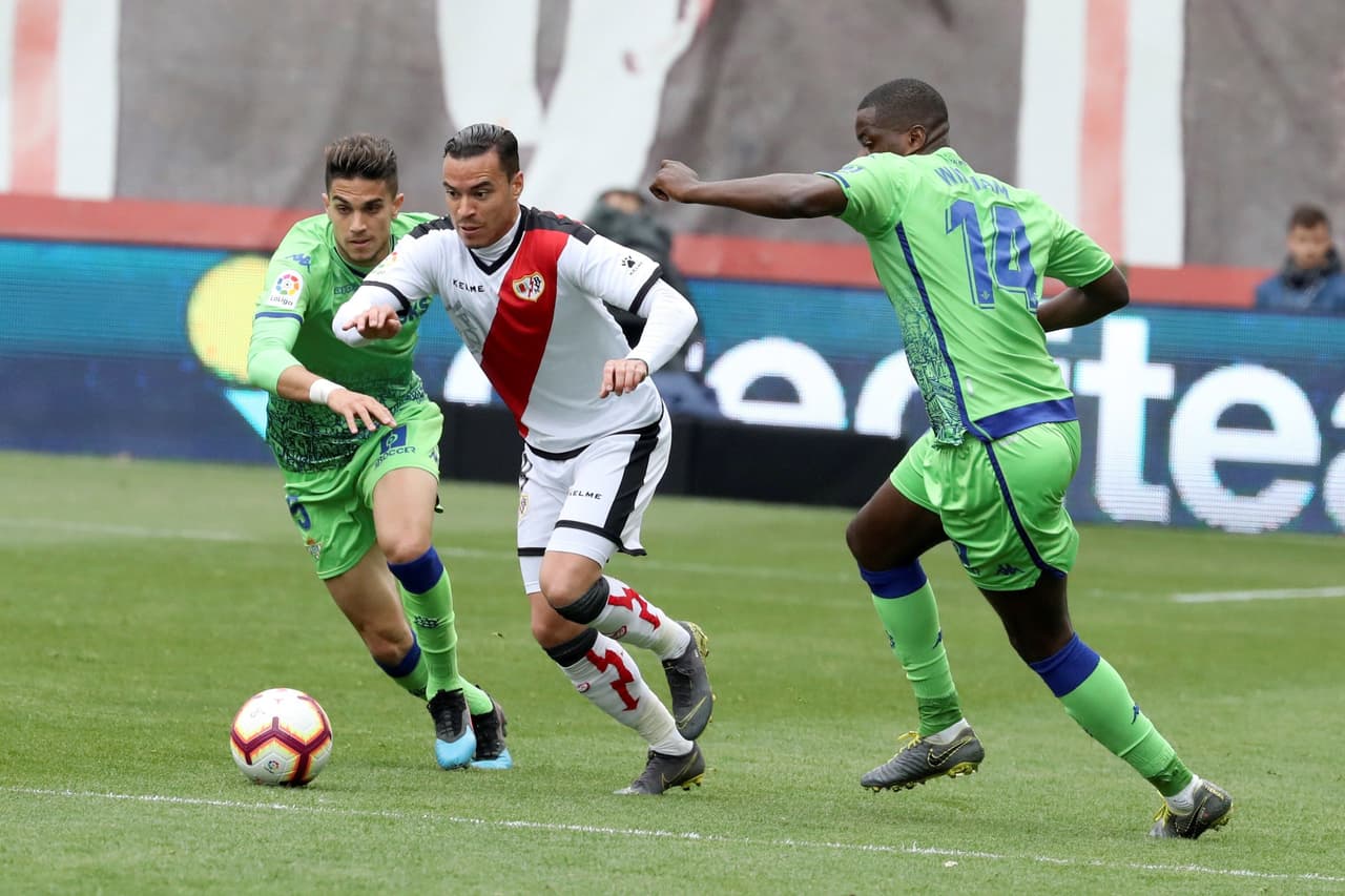 Raúl de Tomás (c) fue el protagonista del equipo local, al que puso arriba al minuto 34 del primer tiempo.