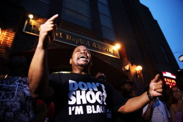 Familiares despidieron a Eric Garner, el hombre que murió bajo custodia de la policía en Staten Island. La agencia municipal que investiga las acusaciones de abusos por parte de la Policía anunció que está estudiando miles de quejas que ha recibido en los últimos años por el uso de técnicas de asfixia para la inmovilización de sospechosos.