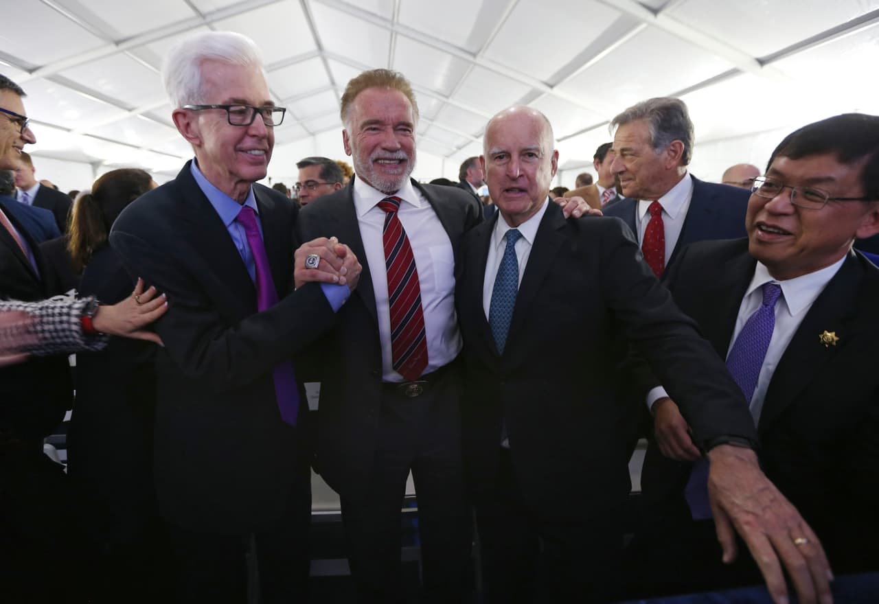 Los tres exgobernadores de California, Gray Davis, Arnold Schwarzenegger y Jerry Brown, durante la toma de poder del gobernador Gavin Newsom en enero de 2019.