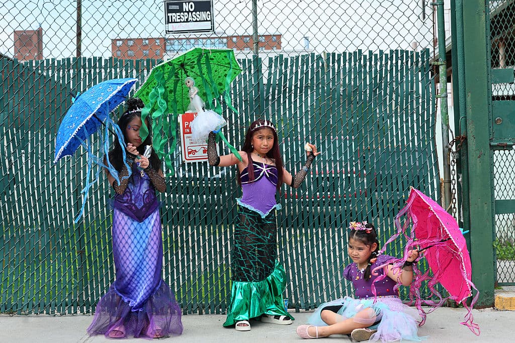 El Desfile de Sirenas de Coney Island, al que se suman otras coloridas 'criaturas del mar', comenzó a la 1:00 de la tarde, pero desde temprano en el día, los participantes
<b> llenaron de color las calles de Nueva York</b>.